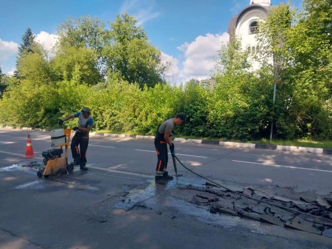 Сегодня, 15 июля, сотрудники предприятия «Автобытдор» продолжают приводить дороги и дворовые территории в порядок Сегодня, 15 июля, сотрудники предприятия «Автобытдор» продолжают приводить дороги и дворовые территории в порядок
