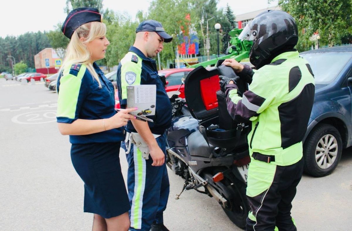 В посёлке Островцы, в Люберецком городском округе Подмосковья сотрудники Госавтоинспекции совместно с инспектором по делам несовершеннолетних местного отдела полиции организовали совместный профилактический рейд... В посёлке Островцы, в Люберецком городском округе Подмосковья сотрудники Госавтоинспекции совместно с инспектором по делам несовершеннолетних местного отдела полиции организовали совместный профилактический рейд...