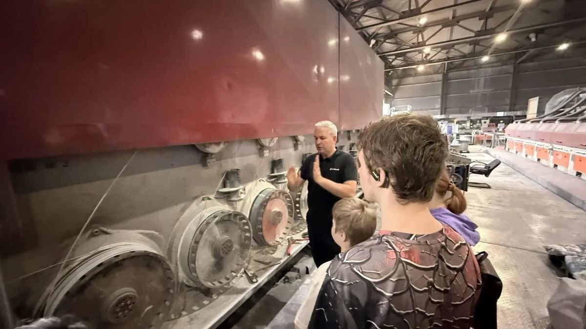 Промышленный туризм в Долгопрудном: семьи участников СВО увидели, как рождается проволока Промышленный туризм в Долгопрудном: семьи участников СВО увидели, как рождается проволока