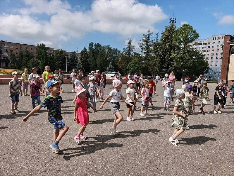 Каждый вторник и четверг на площади ДК «Юбилейный» проходит «Позитивная зарядка» Каждый вторник и четверг на площади ДК «Юбилейный» проходит «Позитивная зарядка»