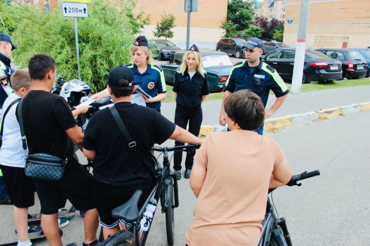 В посёлке Островцы, в Люберецком городском округе Подмосковья сотрудники Госавтоинспекции совместно с инспектором по делам несовершеннолетних местного отдела полиции организовали совместный профилактический рейд... В посёлке Островцы, в Люберецком городском округе Подмосковья сотрудники Госавтоинспекции совместно с инспектором по делам несовершеннолетних местного отдела полиции организовали совместный профилактический рейд...