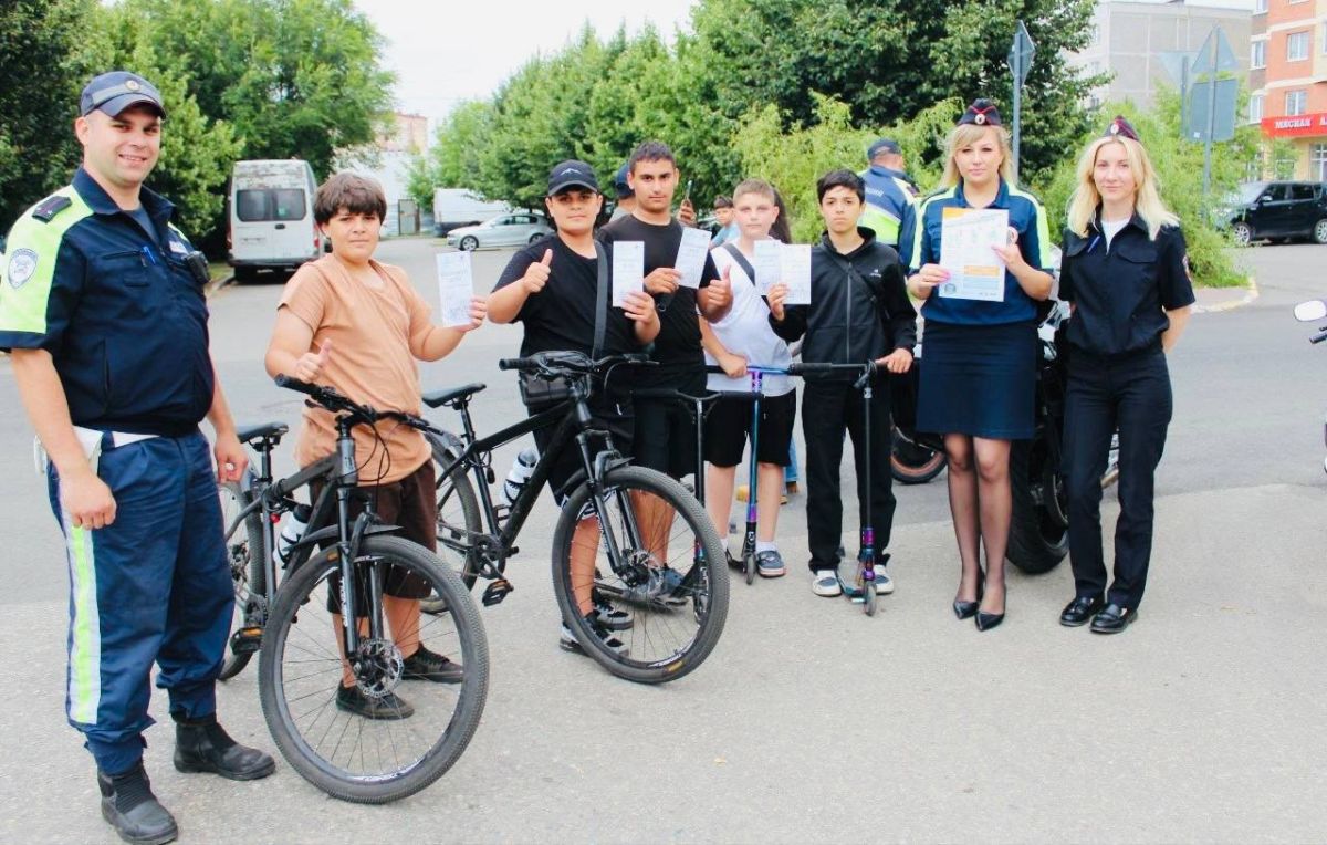 В посёлке Островцы, в Люберецком городском округе Подмосковья сотрудники Госавтоинспекции совместно с инспектором по делам несовершеннолетних местного отдела полиции организовали совместный профилактический рейд... В посёлке Островцы, в Люберецком городском округе Подмосковья сотрудники Госавтоинспекции совместно с инспектором по делам несовершеннолетних местного отдела полиции организовали совместный профилактический рейд...