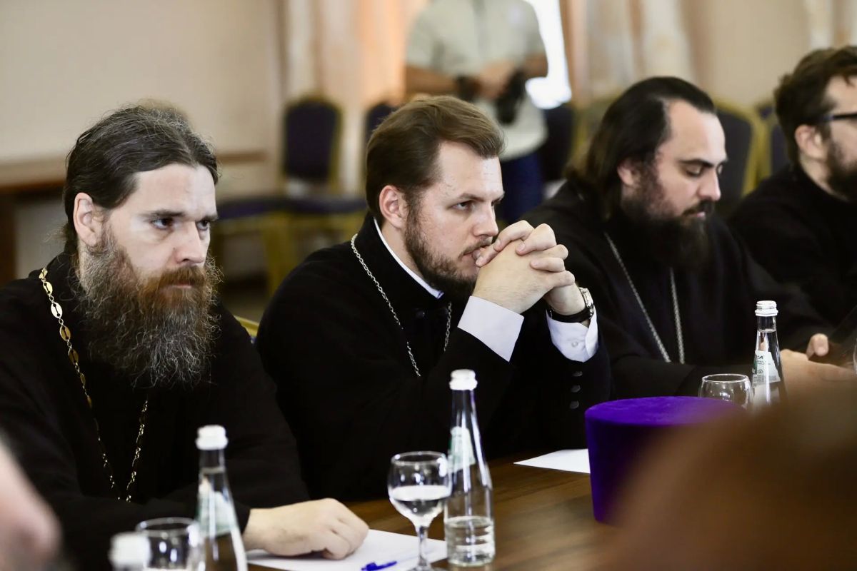 Вновь встретились с настоятелями наших храмов Вновь встретились с настоятелями наших храмов