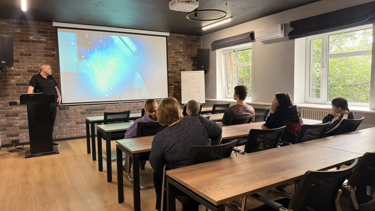 Промышленный туризм в Долгопрудном: семьи участников СВО увидели, как рождается проволока Промышленный туризм в Долгопрудном: семьи участников СВО увидели, как рождается проволока