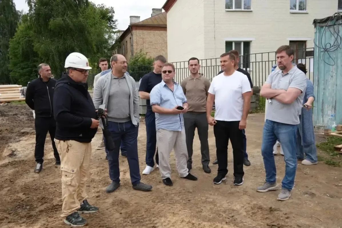 Вице-губернатор Московской области Владимир Локтев и министр строительного комплекса региона Александр Туровский проверили ход капитального ремонта объектов образования в Серпухове