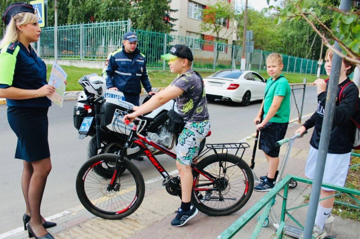 В посёлке Островцы, в Люберецком городском округе Подмосковья сотрудники Госавтоинспекции совместно с инспектором по делам несовершеннолетних местного отдела полиции организовали совместный профилактический рейд... В посёлке Островцы, в Люберецком городском округе Подмосковья сотрудники Госавтоинспекции совместно с инспектором по делам несовершеннолетних местного отдела полиции организовали совместный профилактический рейд...