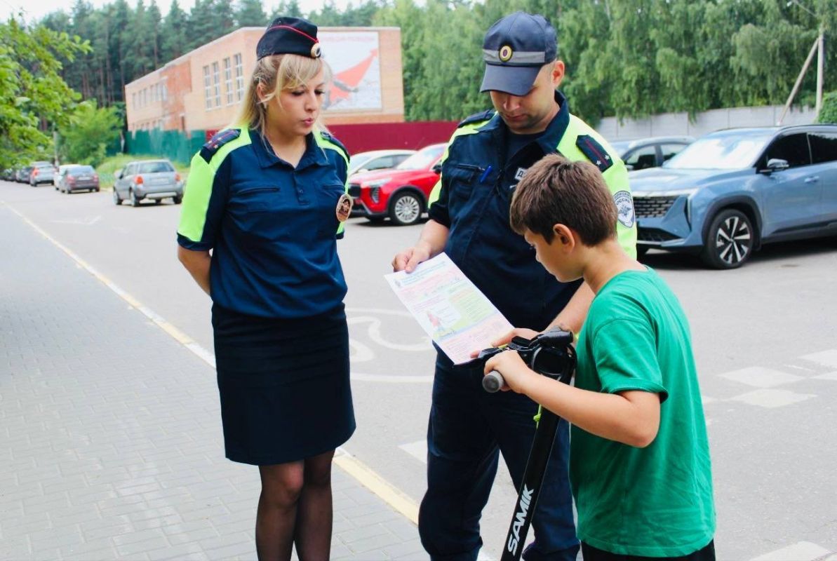 В посёлке Островцы, в Люберецком городском округе Подмосковья сотрудники Госавтоинспекции совместно с инспектором по делам несовершеннолетних местного отдела полиции организовали совместный профилактический рейд... В посёлке Островцы, в Люберецком городском округе Подмосковья сотрудники Госавтоинспекции совместно с инспектором по делам несовершеннолетних местного отдела полиции организовали совместный профилактический рейд...