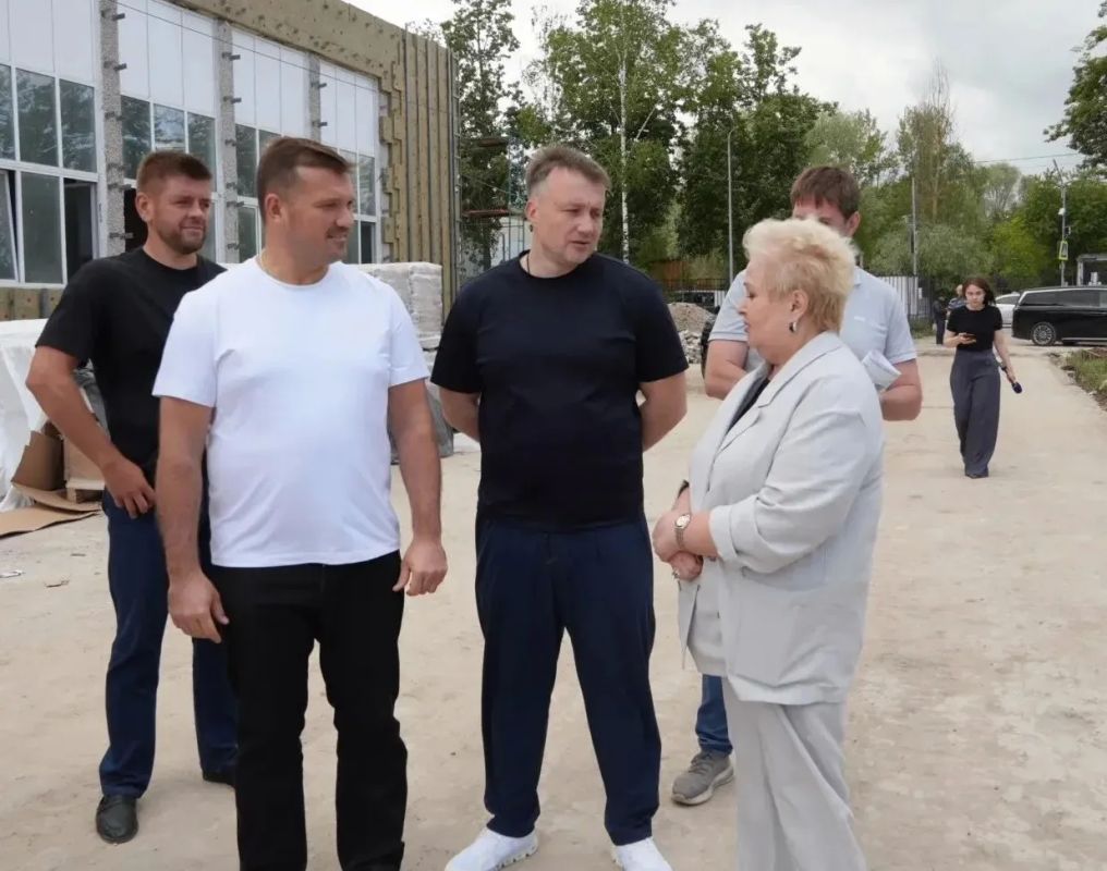 Вице-губернатор Московской области Владимир Локтев и министр строительного комплекса региона Александр Туровский проверили ход капитального ремонта объектов образования в Серпухове Вице-губернатор Московской области Владимир Локтев и министр строительного комплекса региона Александр Туровский проверили ход капитального ремонта объектов образования в Серпухове