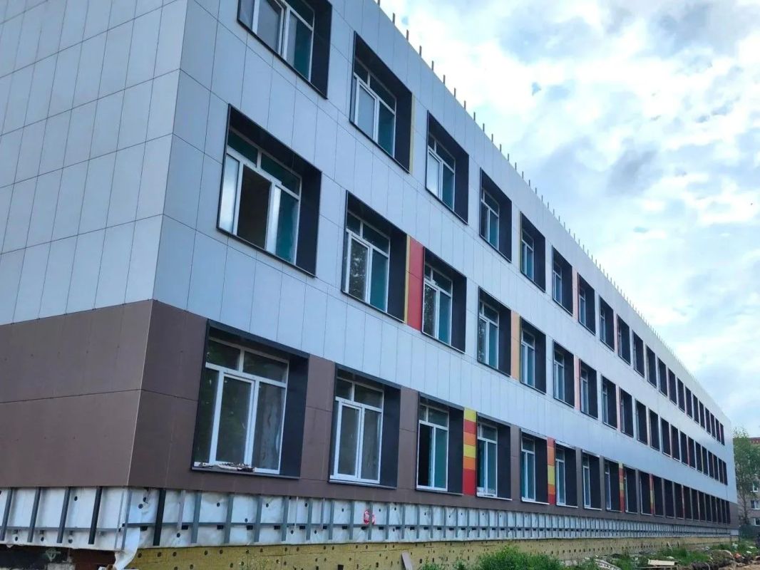 В лицее № 23 города Белоозёрский выполняются финишные отделочные работы В лицее № 23 города Белоозёрский выполняются финишные отделочные работы