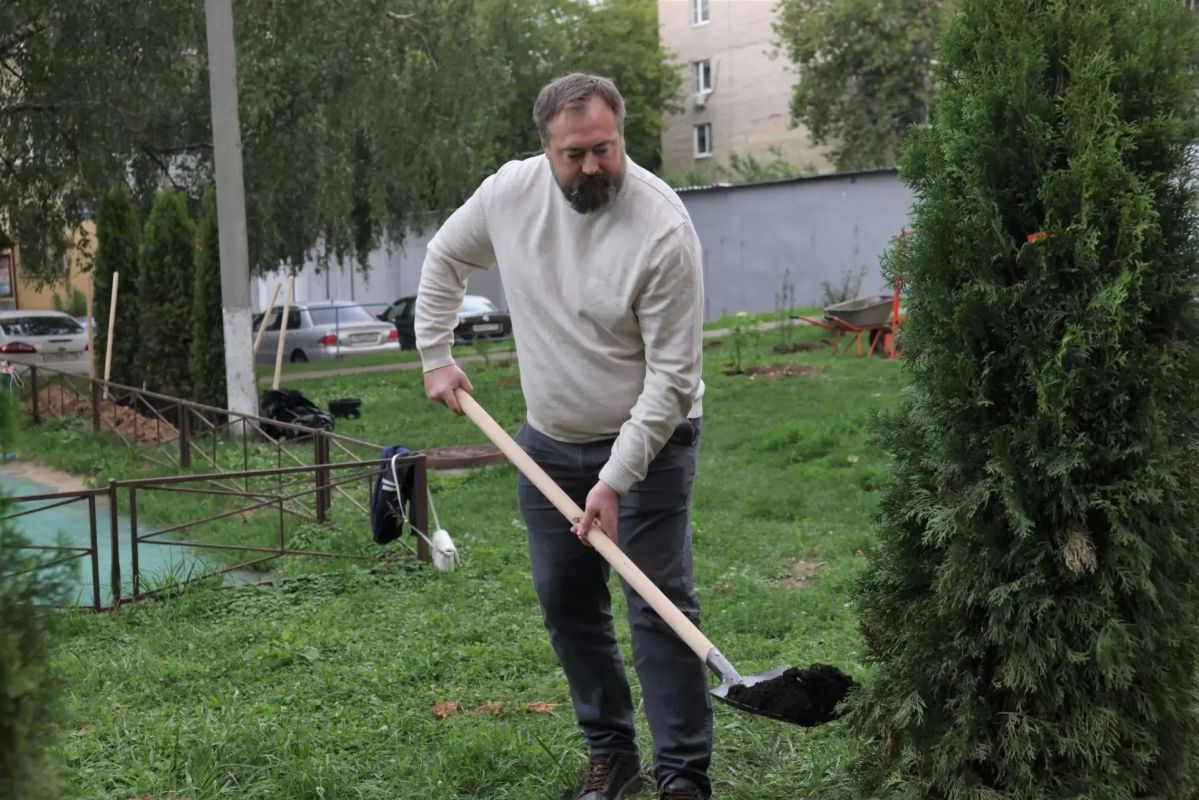 Новый зеленый уголок в Реутове: во дворе на Юбилейном проспекте высадили деревья Новый зеленый уголок в Реутове: во дворе на Юбилейном проспекте высадили деревья