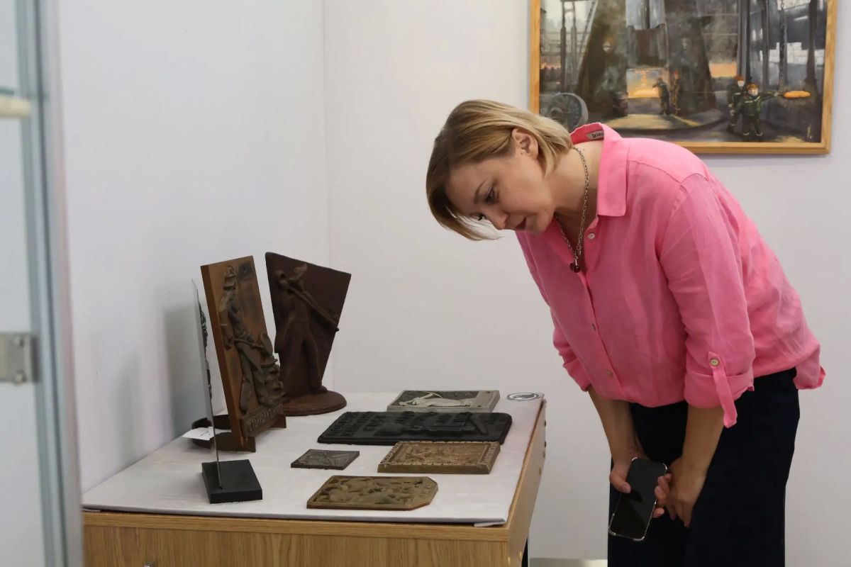 В галерее «Ника» открылась выставка «Металлургический мир в миниатюре», посвящённая 90-летию СМК В галерее «Ника» открылась выставка «Металлургический мир в миниатюре», посвящённая 90-летию СМК