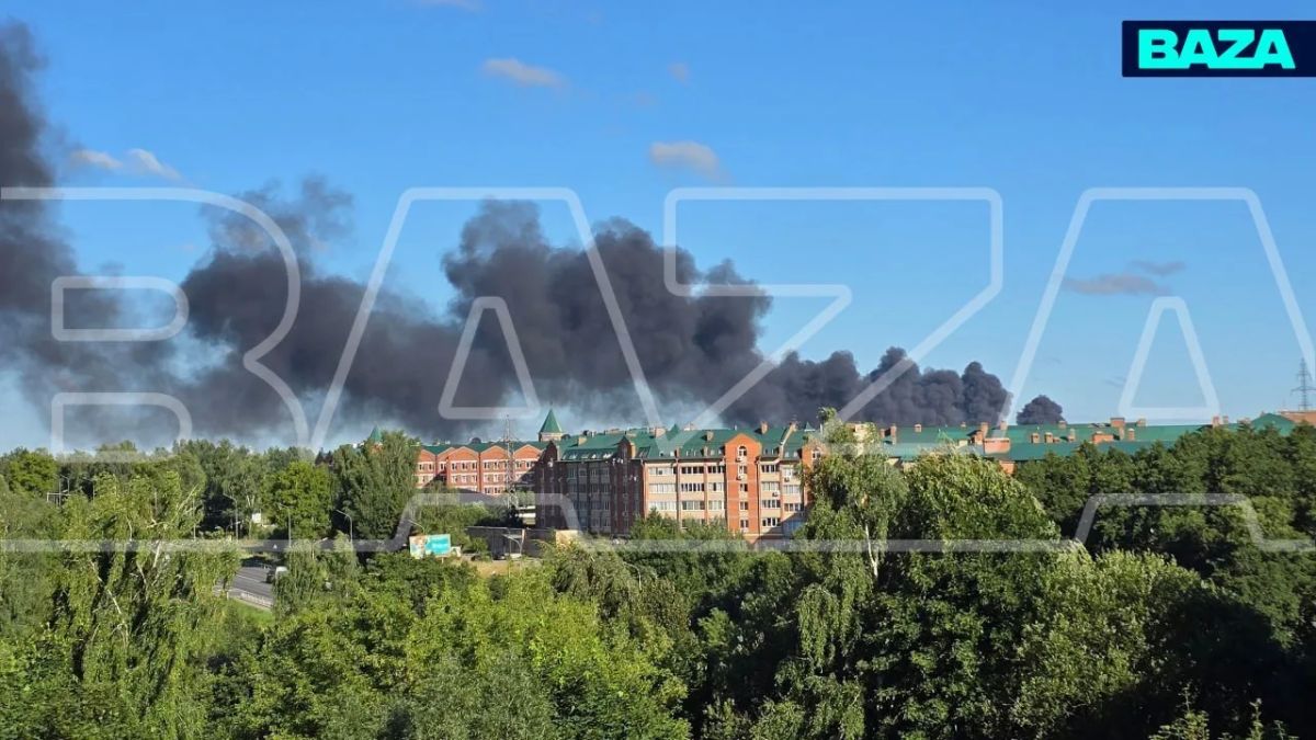 Крупный пожар на парковке промзоны в подмосковных Бронницах — над городом поднялся столб густого чёрного дыма