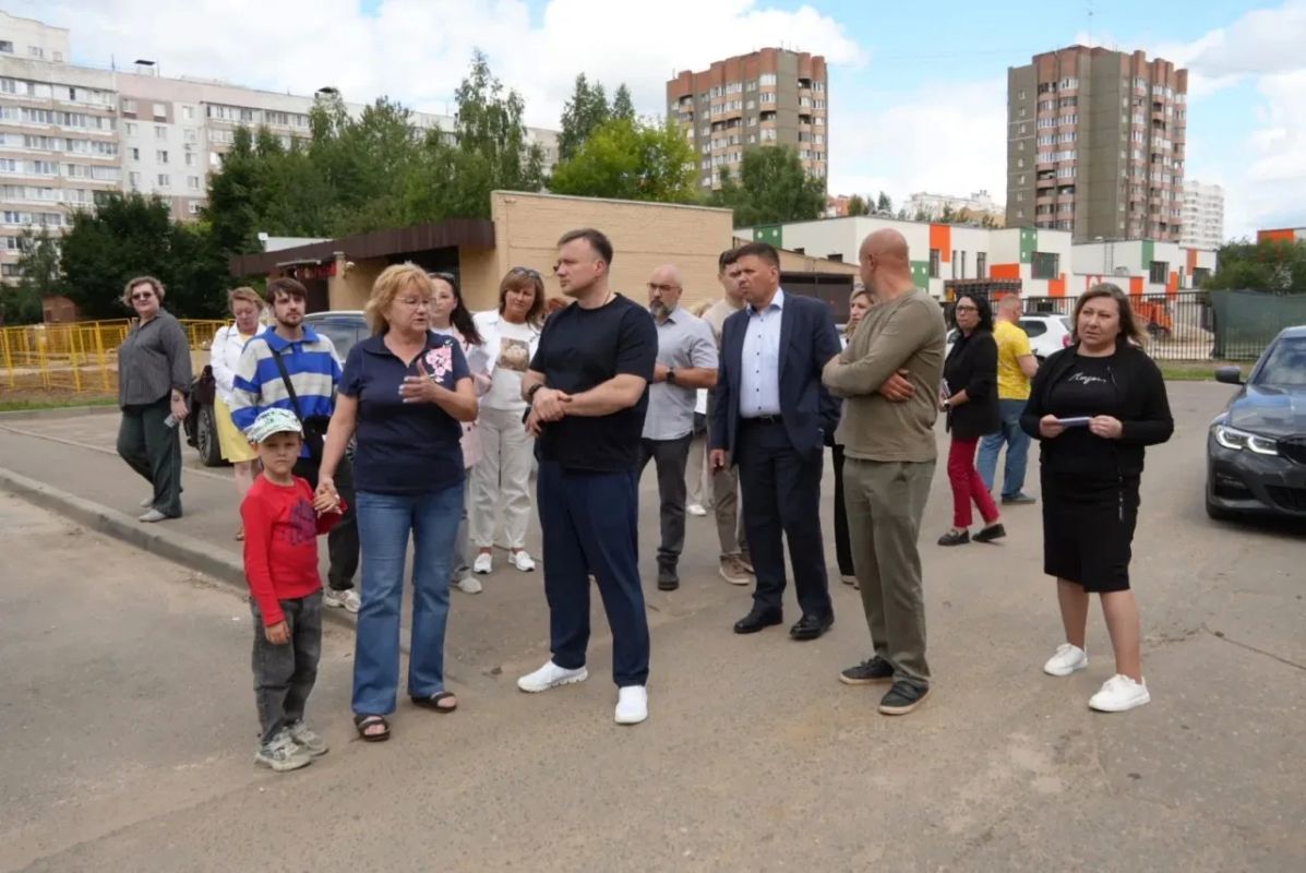 Глава муниципалитета Алексей Шимко вместе с депутатами окружного Совета Марией Арсеньевой и Николаем Пушкиным, а также профильными специалистами встретился с жителями Глава муниципалитета Алексей Шимко вместе с депутатами окружного Совета Марией Арсеньевой и Николаем Пушкиным, а также профильными специалистами встретился с жителями