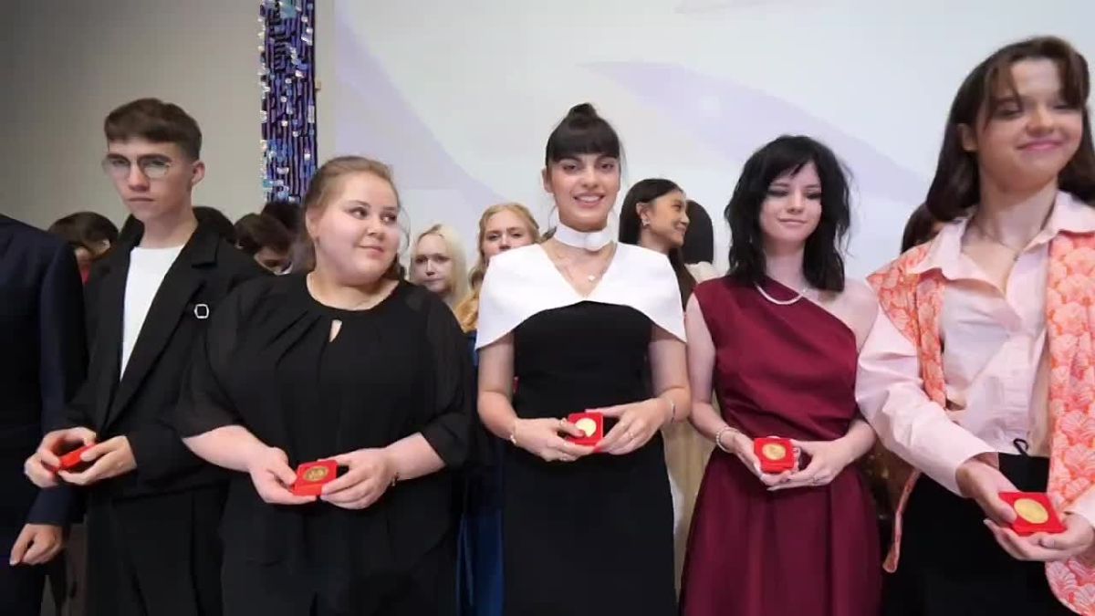 Более 350 выпускников Люберец получили медали «За особые успехи в учении»