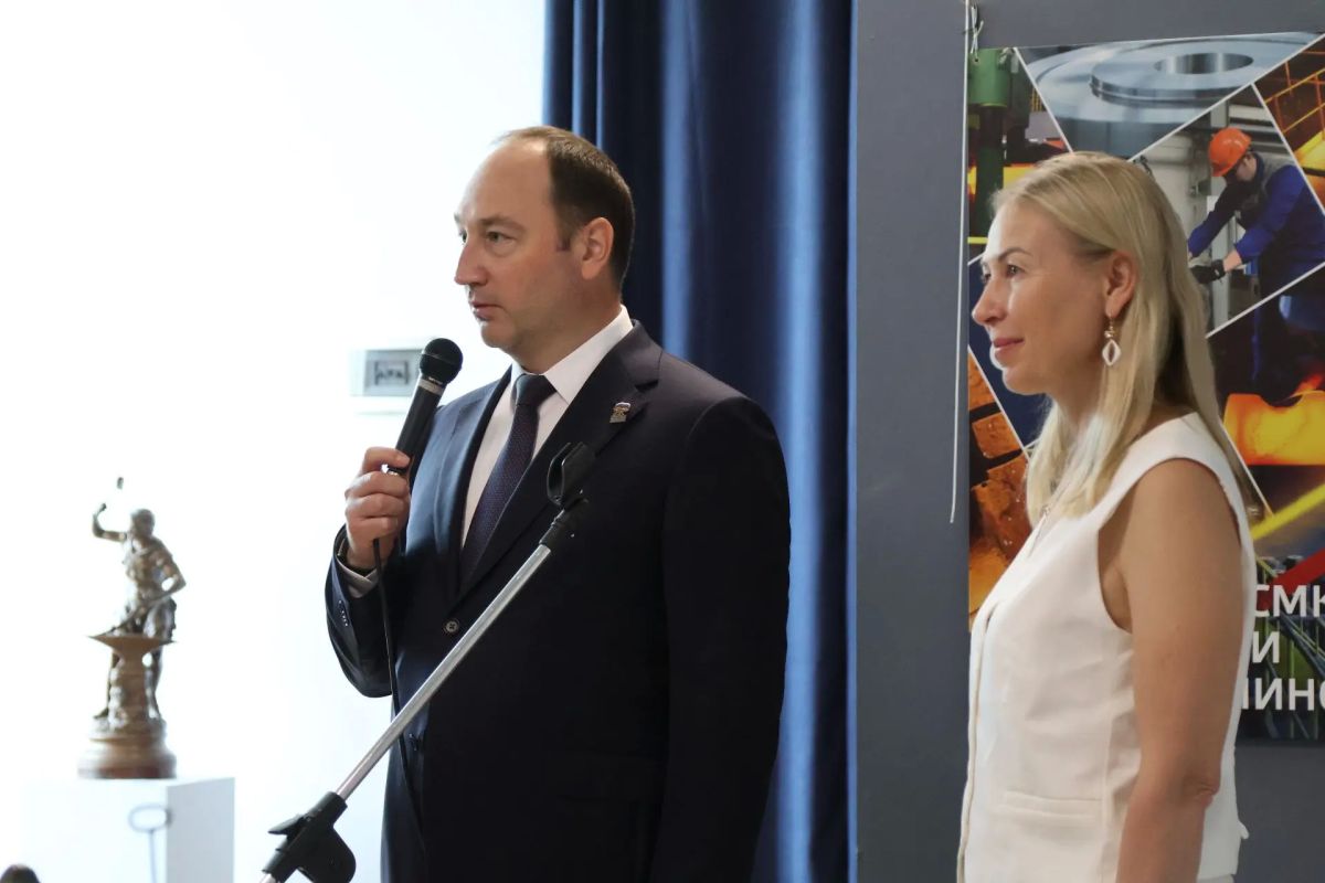 В галерее «Ника» открылась выставка «Металлургический мир в миниатюре», посвящённая 90-летию СМК В галерее «Ника» открылась выставка «Металлургический мир в миниатюре», посвящённая 90-летию СМК