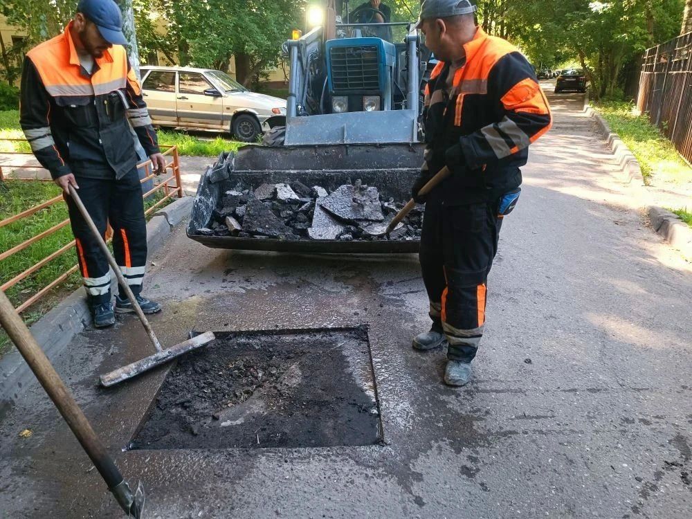 Сегодня, 17 июля, сотрудники предприятия «Автобытдор» продолжают приводить дороги и дворовые территории в порядок Сегодня, 17 июля, сотрудники предприятия «Автобытдор» продолжают приводить дороги и дворовые территории в порядок