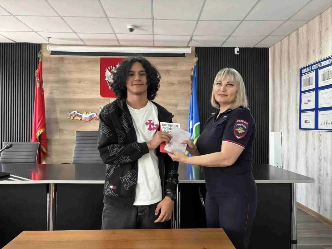 В Чехове супруге и сыну участника СВО вручили паспорта Российской Федерации В Чехове супруге и сыну участника СВО вручили паспорта Российской Федерации