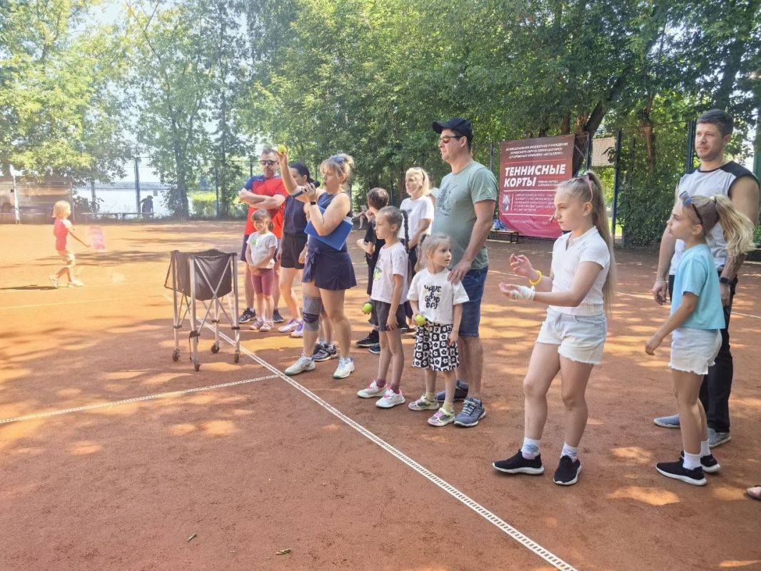 Сегодня в городском парке и на набережной Сенеж прошёл первый спортивный день Сегодня в городском парке и на набережной Сенеж прошёл первый спортивный день