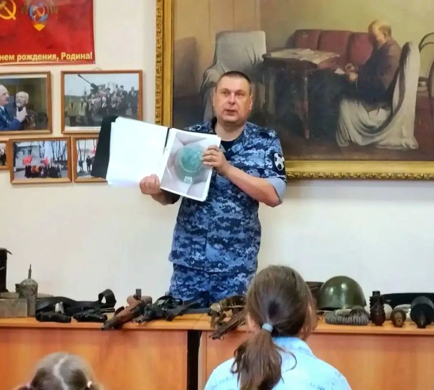 #КаникулыСРосгвардией. Сотрудник подмосковного главка Росгвардии провёл урок мужества для школьников в Подмосковье Сотрудник Можайского отдела вневедомственной охраны Главного управления Росгвардии по Московской области... #КаникулыСРосгвардией. Сотрудник подмосковного главка Росгвардии провёл урок мужества для школьников в Подмосковье Сотрудник Можайского отдела вневедомственной охраны Главного управления Росгвардии по Московской области...