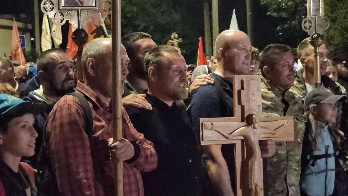 Более 1,5 тысячи человек прошли Крестным ходом «От Государя к Преподобному» Более 1,5 тысячи человек прошли Крестным ходом «От Государя к Преподобному»