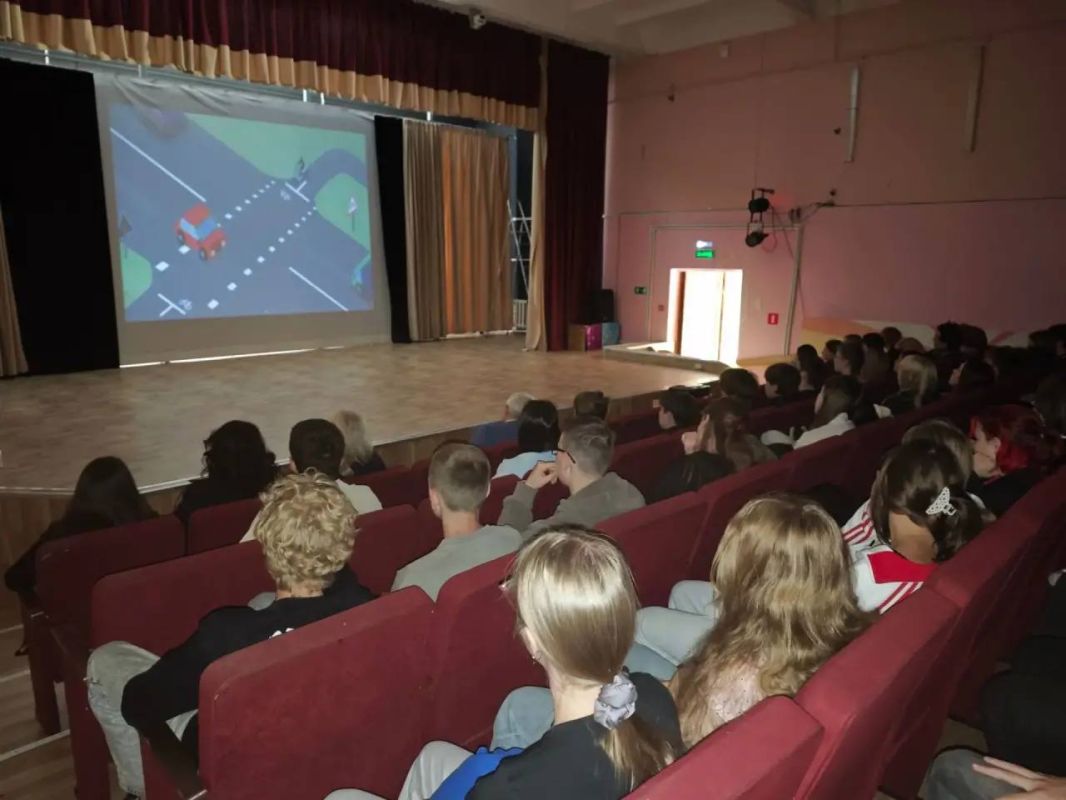 Чтобы рассказать о том, как сделать летний отдых безопасным, к ребятам в оздоровительный лагерь «Салют» Ленинского г.о. приехали представители сразу нескольких силовых ведомств Чтобы рассказать о том, как сделать летний отдых безопасным, к ребятам в оздоровительный лагерь «Салют» Ленинского г.о. приехали представители сразу нескольких силовых ведомств