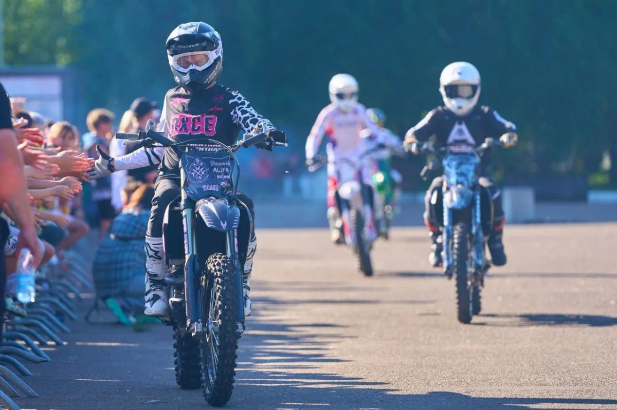 Более тысячи зрителей собрало выступление команды мотофристайла FMX13 в Чехове