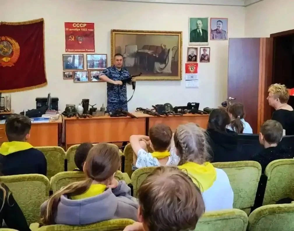 Каникулы с Росгвардией: школьникам показали историю, которую можно подержать в руках Каникулы с Росгвардией: школьникам показали историю, которую можно подержать в руках