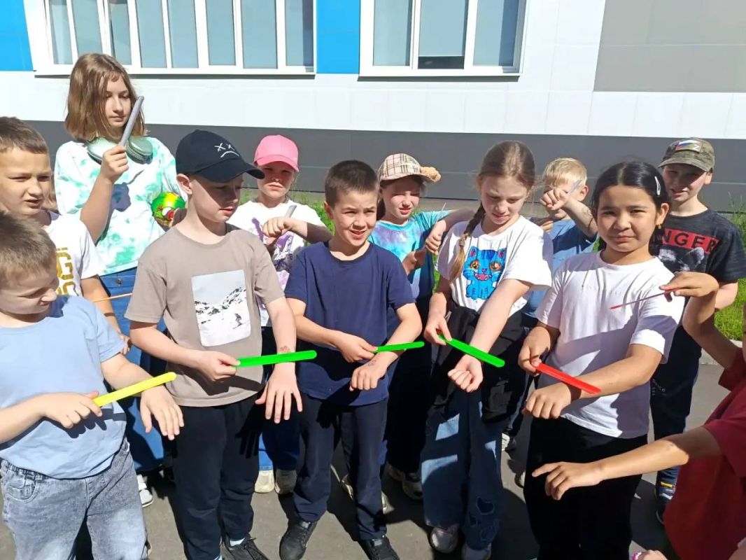 Глядя на эти яркие кадры, сложно с первого раза догадаться, что перед нами — серьезный и очень важный урок по ПДД Глядя на эти яркие кадры, сложно с первого раза догадаться, что перед нами — серьезный и очень важный урок по ПДД