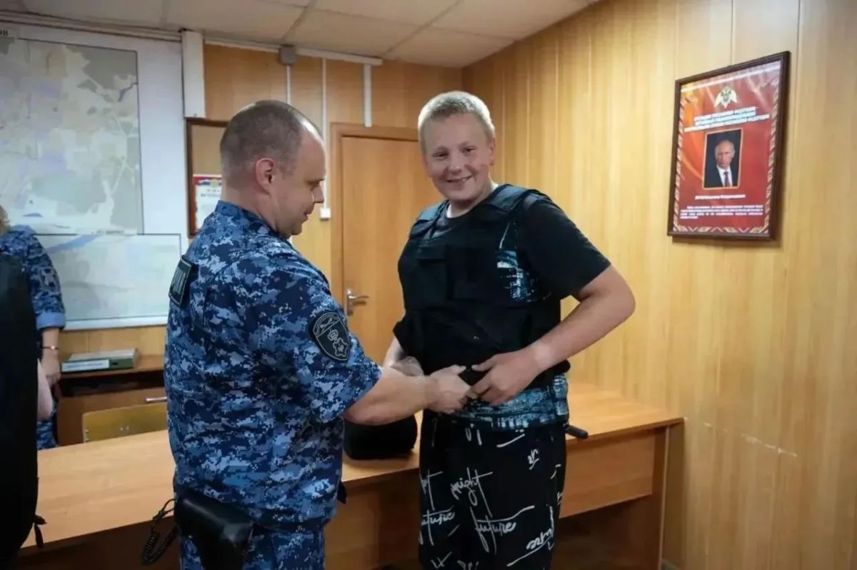 Каникулы с Росгвардией: школьникам показали историю, которую можно подержать в руках Каникулы с Росгвардией: школьникам показали историю, которую можно подержать в руках