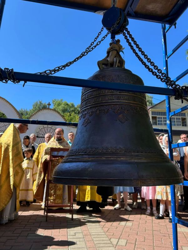 В Тихвинском храме освящён новый колокол В Тихвинском храме освящён новый колокол