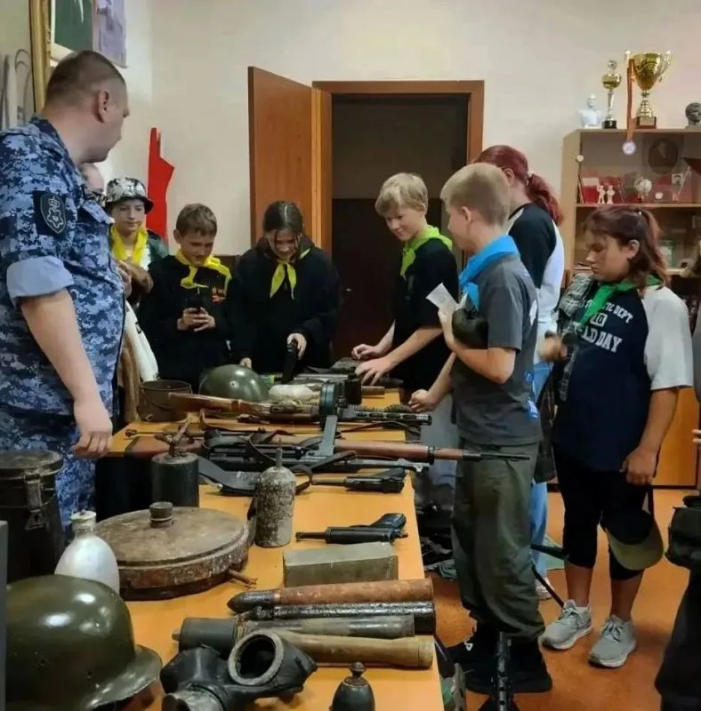 Каникулы с Росгвардией: школьникам показали историю, которую можно подержать в руках