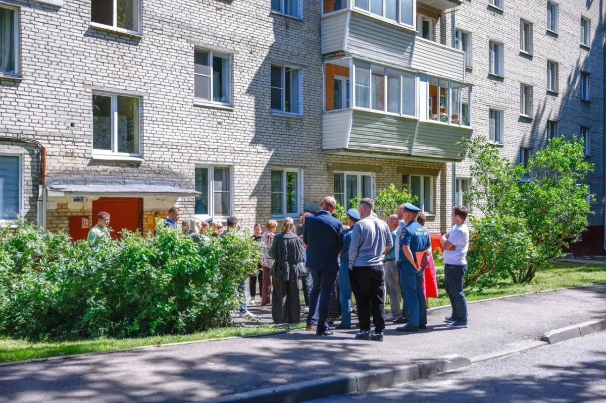На встрече с жителями дома № 6 на улице Лесной обсудили последствия пожара, произошедшего в декабре прошлого года, и дальнейшие шаги по обеспечению безопасности проживания На встрече с жителями дома № 6 на улице Лесной обсудили последствия пожара, произошедшего в декабре прошлого года, и дальнейшие шаги по обеспечению безопасности проживания