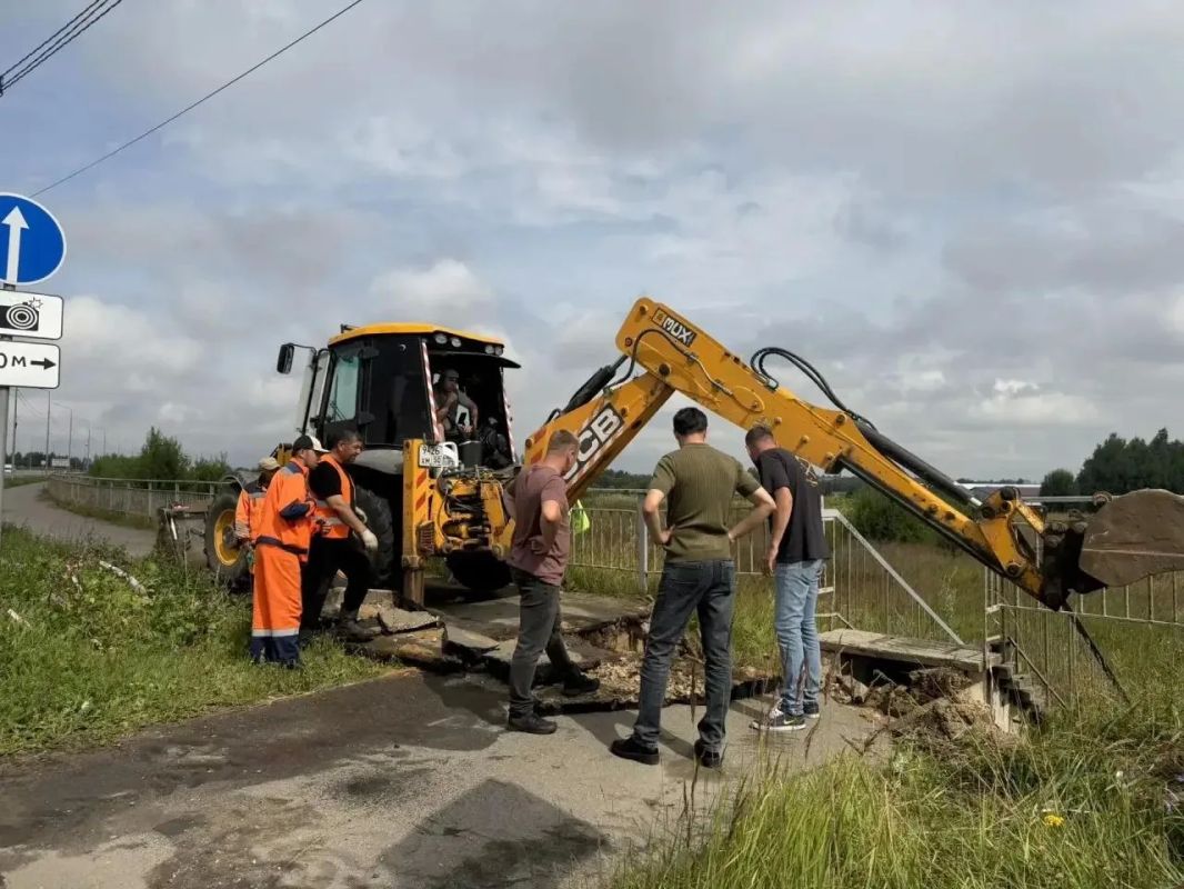 Заместитель главы Сергиево-Посадского округа Илья Кошелев сегодня осмотрел тротуар на Западном объезде и проконтролировал ход работ по устранению провала асфальта