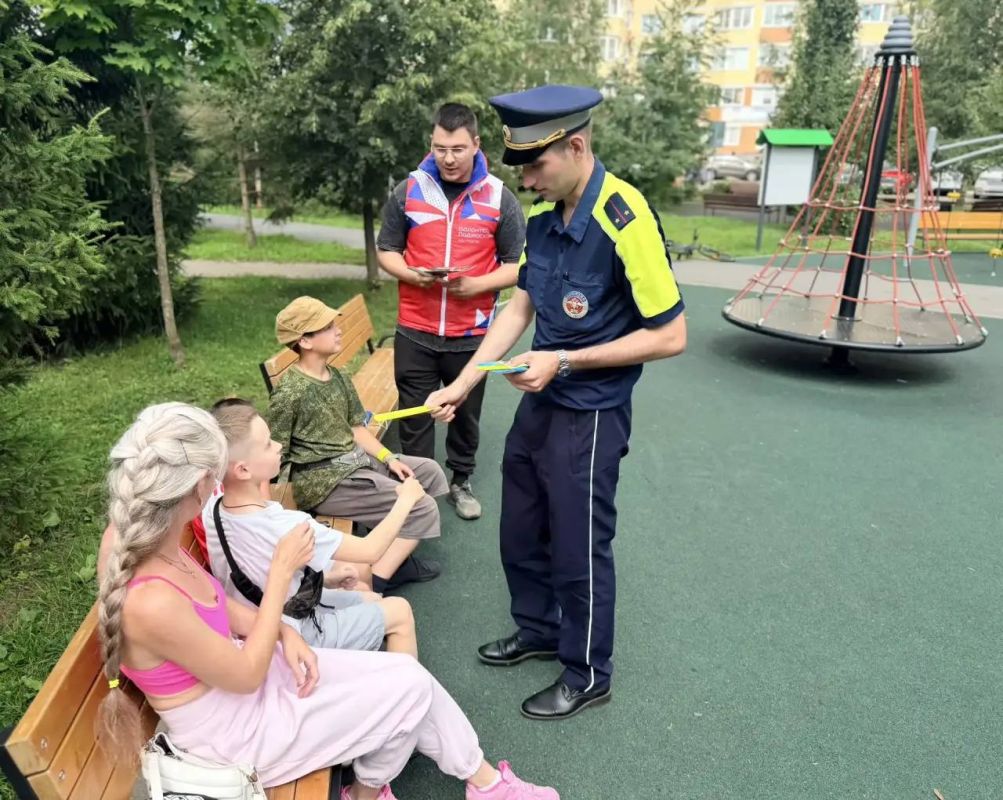 Сотрудники Госавтоинспекции во Власихе совместно с волонтерами провели акцию, чтобы сделать наши дворы безопаснее Сотрудники Госавтоинспекции во Власихе совместно с волонтерами провели акцию, чтобы сделать наши дворы безопаснее