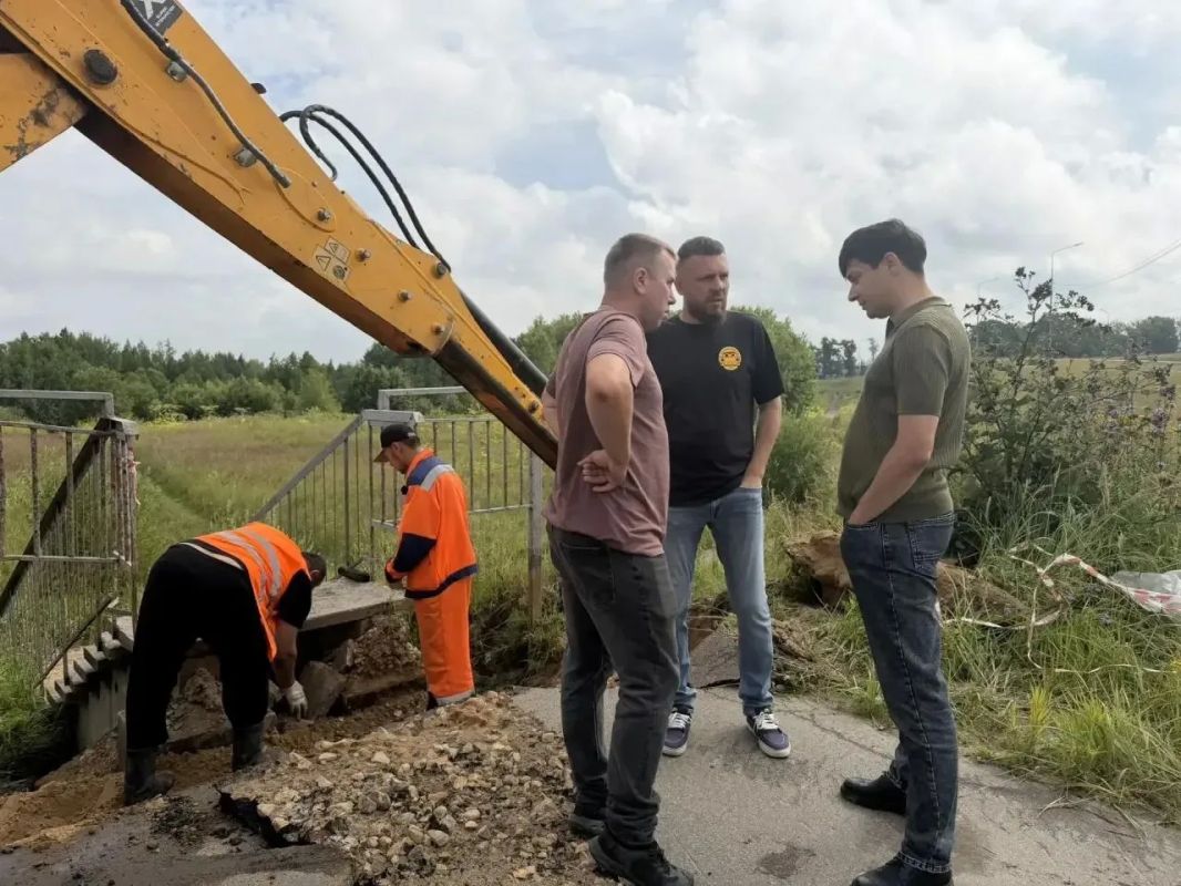 Заместитель главы Сергиево-Посадского округа Илья Кошелев сегодня осмотрел тротуар на Западном объезде и проконтролировал ход работ по устранению провала асфальта Заместитель главы Сергиево-Посадского округа Илья Кошелев сегодня осмотрел тротуар на Западном объезде и проконтролировал ход работ по устранению провала асфальта