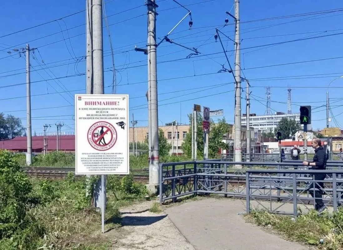 Более 120 информационных щитов установили на ж/д станциях и переходах в Подмосковье для привлечения внимания пассажиров к правилам безопасности