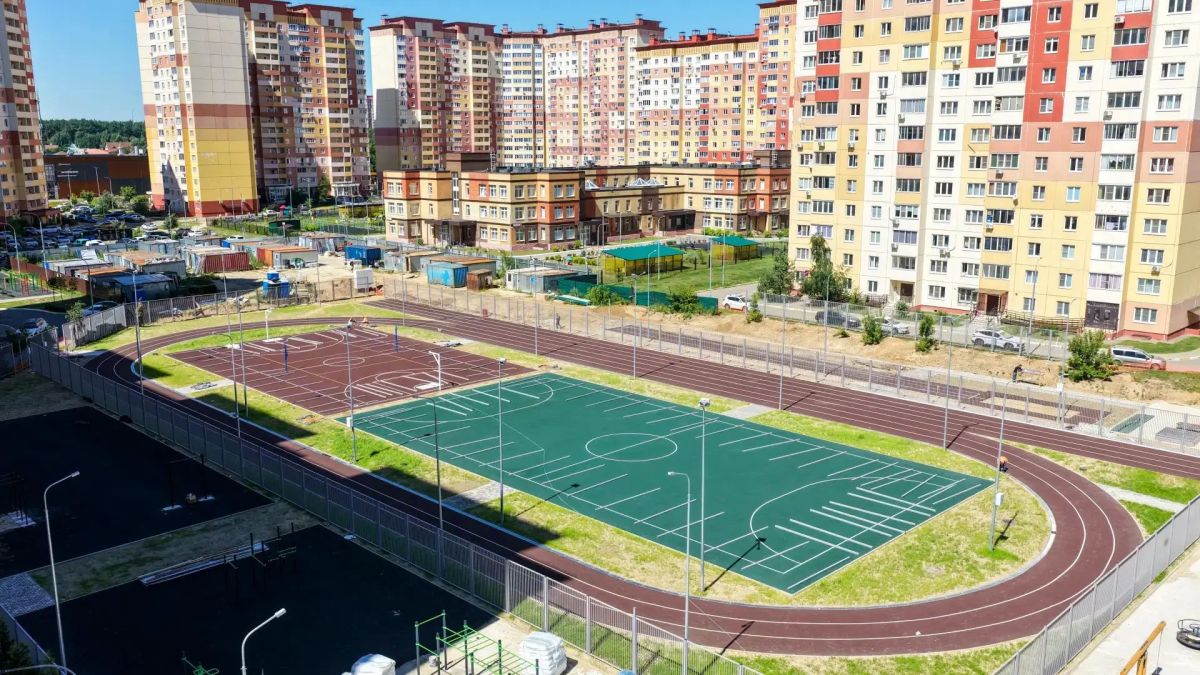 Фасадные работы и отделку помещений завершают строители в новой школе Люберец Фасадные работы и отделку помещений завершают строители в новой школе Люберец