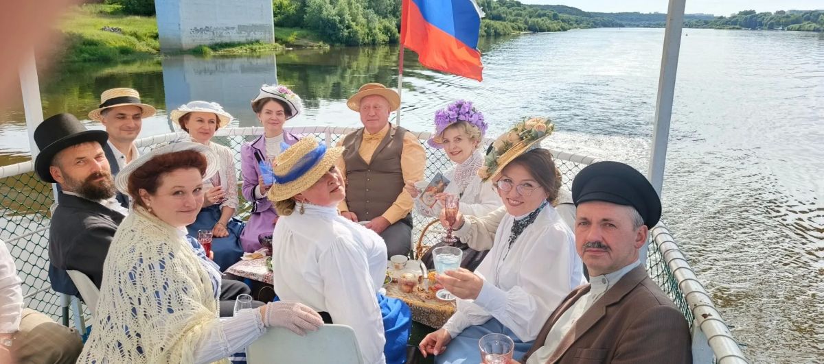 Теплоход, чеховские рассказы и вечер танцев