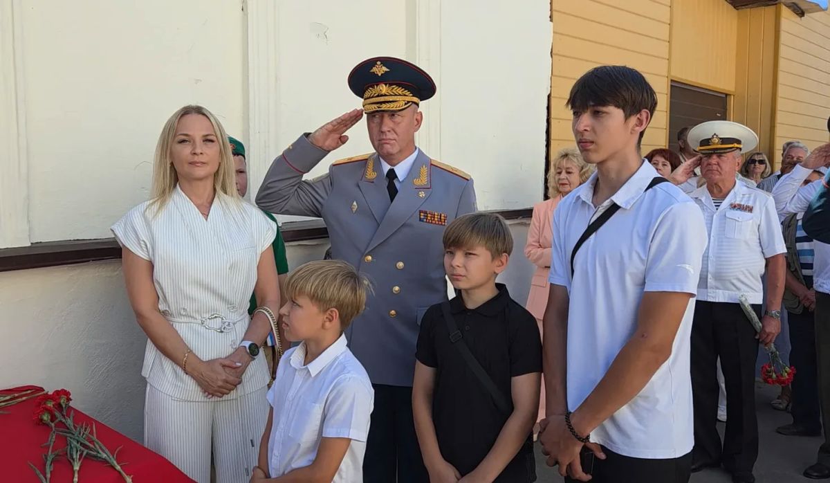 Александр Гречищев: На улице Коломенских курсантов открыли мемориальную доску настоящему Герою, который был образцом мужества, чести и достоинства офицера Российской Армии Александр Гречищев: На улице Коломенских курсантов открыли мемориальную доску настоящему Герою, который был образцом мужества, чести и достоинства офицера Российской Армии