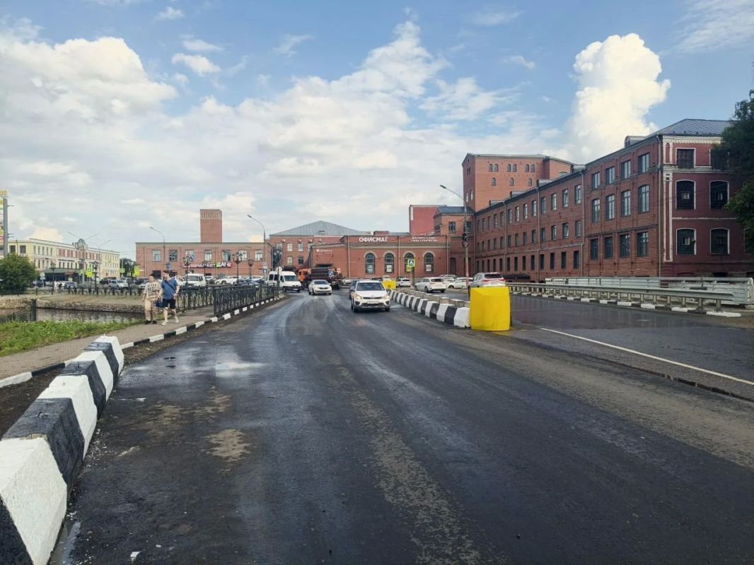 Специалисты Мосавтодора. в рамках работ по содержанию отремонтировали покрытие моста через р. Черноголовку на ул. Советской Конституции в Ногинске Специалисты Мосавтодора. в рамках работ по содержанию отремонтировали покрытие моста через р. Черноголовку на ул. Советской Конституции в Ногинске
