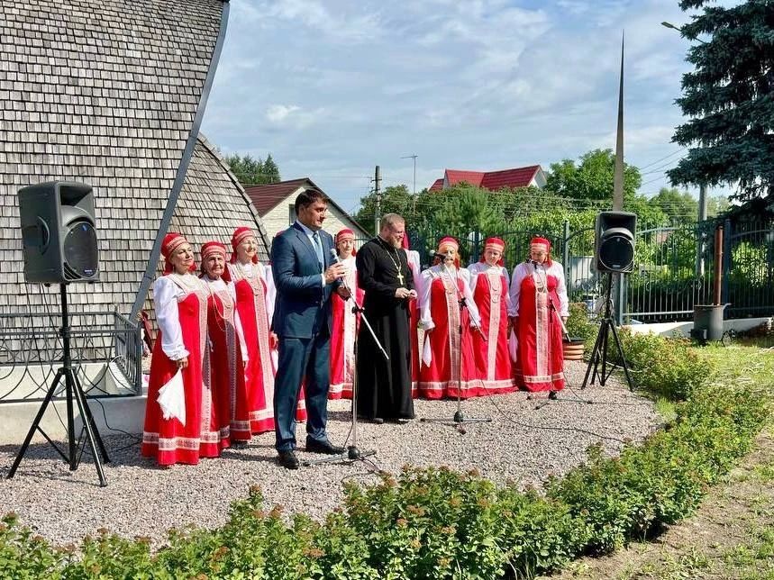 В деревне Исаково состоялось праздничное событие — жители и прихожане отметили пятилетие со дня освящения Казанского храма В деревне Исаково состоялось праздничное событие — жители и прихожане отметили пятилетие со дня освящения Казанского храма