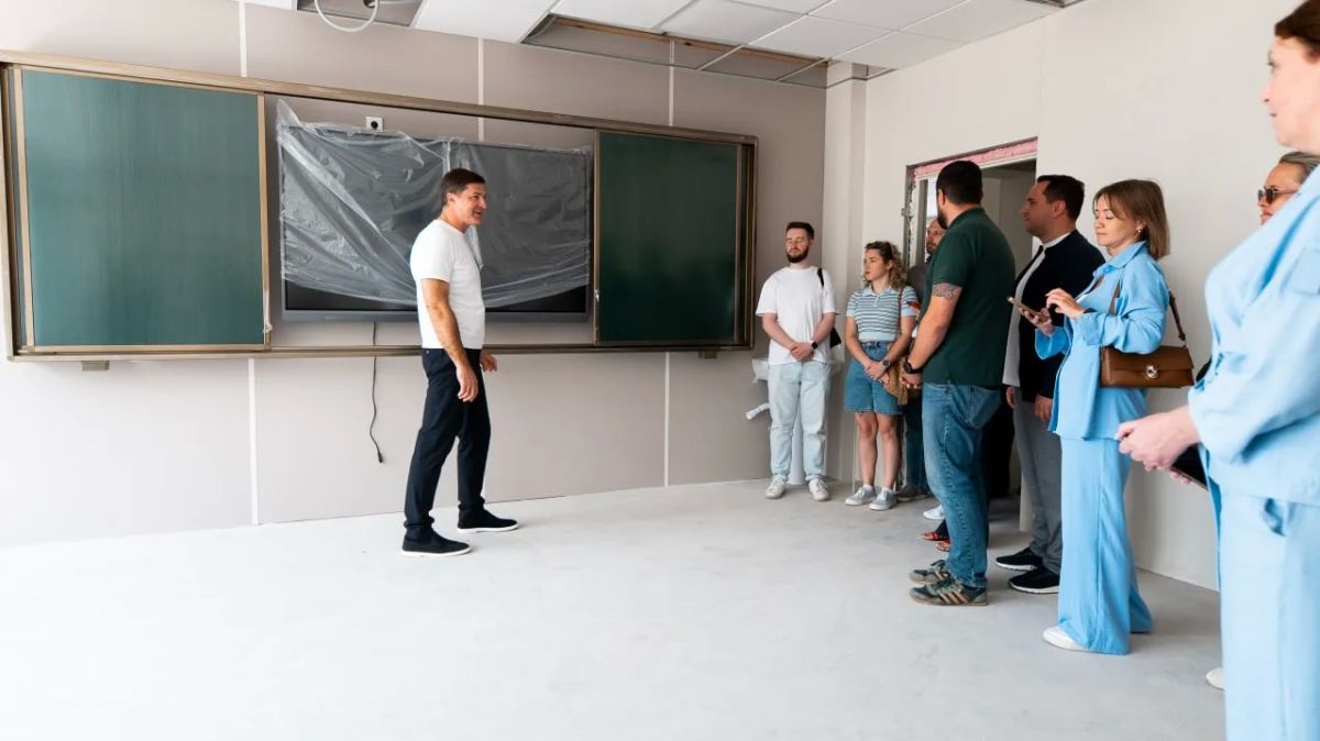 Владимир Волков: Завершение хода капитального ремонта гимназии №5 «Интеллект» в Дзержинском проверили сегодня с родительским активом и педагогами Владимир Волков: Завершение хода капитального ремонта гимназии №5 «Интеллект» в Дзержинском проверили сегодня с родительским активом и педагогами