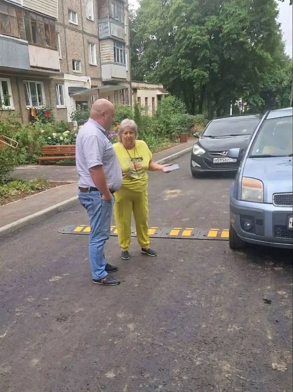 Заместитель главы округа встретился с жителями дома на Красногвардейском бульваре Заместитель главы округа встретился с жителями дома на Красногвардейском бульваре