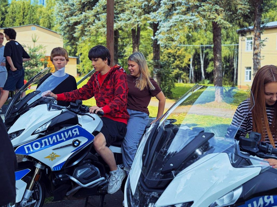 В детском оздоровительном лагере «Олимп» состоялась яркая акция «Зарядка со стражами правопорядка», звездным гостем на которой стал Николай Бобылев — победитель популярного спортивного шоу «Титаны» на телеканале ТНТ В детском оздоровительном лагере «Олимп» состоялась яркая акция «Зарядка со стражами правопорядка», звездным гостем на которой стал Николай Бобылев — победитель популярного спортивного шоу «Титаны» на телеканале ТНТ