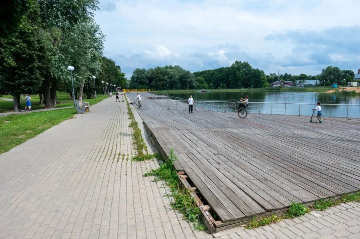 В парке «Жемчужина» начался демонтаж пирса В парке «Жемчужина» начался демонтаж пирса