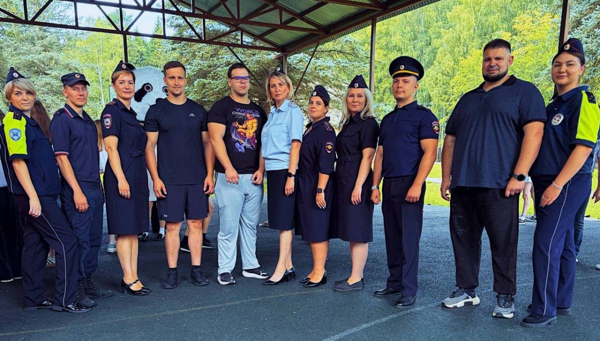 В детском оздоровительном лагере «Олимп» состоялась яркая акция «Зарядка со стражами правопорядка», звездным гостем на которой стал Николай Бобылев — победитель популярного спортивного шоу «Титаны» на телеканале ТНТ В детском оздоровительном лагере «Олимп» состоялась яркая акция «Зарядка со стражами правопорядка», звездным гостем на которой стал Николай Бобылев — победитель популярного спортивного шоу «Титаны» на телеканале ТНТ
