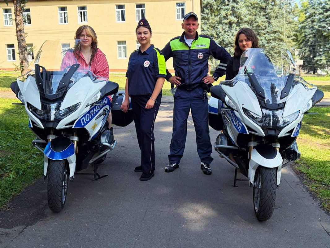 В детском оздоровительном лагере «Олимп» состоялась яркая акция «Зарядка со стражами правопорядка», звездным гостем на которой стал Николай Бобылев — победитель популярного спортивного шоу «Титаны» на телеканале ТНТ В детском оздоровительном лагере «Олимп» состоялась яркая акция «Зарядка со стражами правопорядка», звездным гостем на которой стал Николай Бобылев — победитель популярного спортивного шоу «Титаны» на телеканале ТНТ