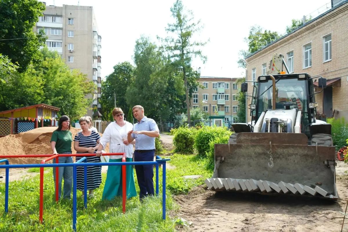 В дошкольном отделении средней общеобразовательной школы №1, которое находится в Зелёном переулке, активно ведутся работы по благоустройству двора В дошкольном отделении средней общеобразовательной школы №1, которое находится в Зелёном переулке, активно ведутся работы по благоустройству двора