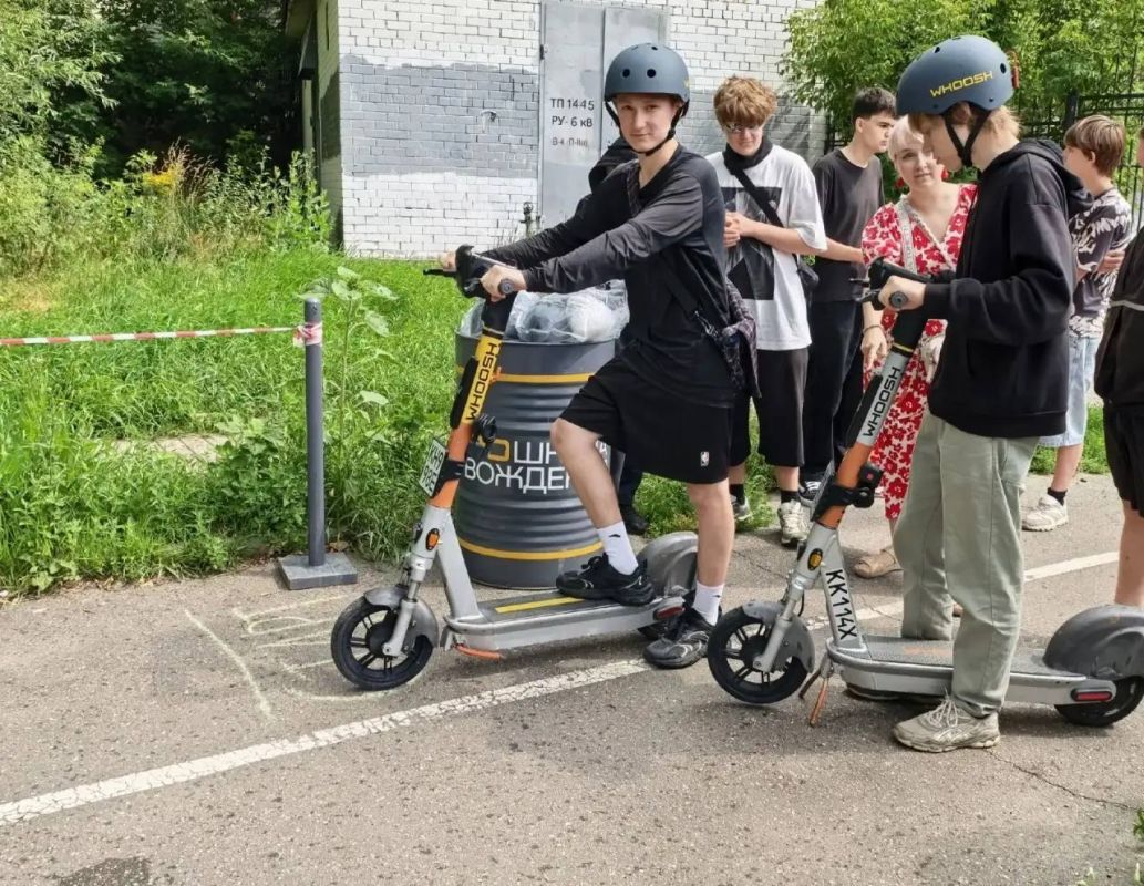 Чтобы прогулки на самокатах были в радость, автоинспекторы из Пушкино организовали для подростков обучающий квест Чтобы прогулки на самокатах были в радость, автоинспекторы из Пушкино организовали для подростков обучающий квест