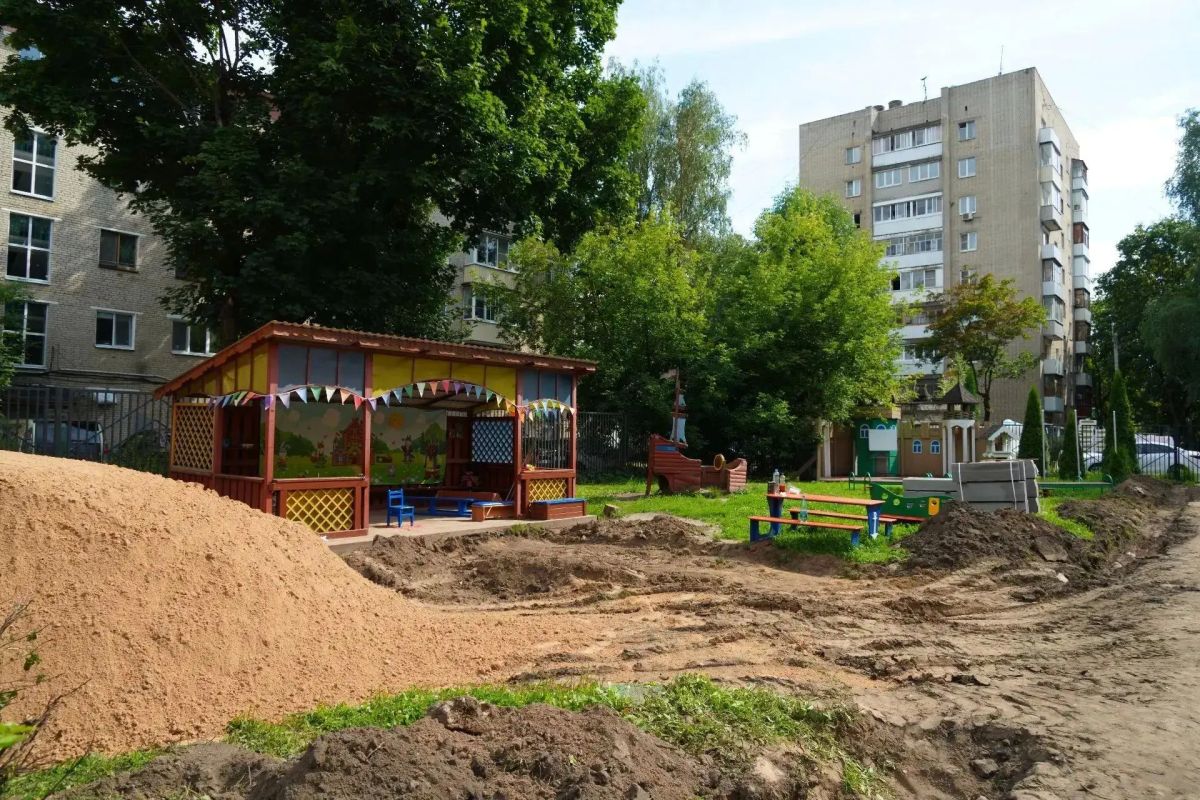 В дошкольном отделении средней общеобразовательной школы №1, которое находится в Зелёном переулке, активно ведутся работы по благоустройству двора В дошкольном отделении средней общеобразовательной школы №1, которое находится в Зелёном переулке, активно ведутся работы по благоустройству двора